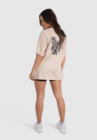 Smilodox PAYTON OVERSIZE - T-shirt print - hellbraun