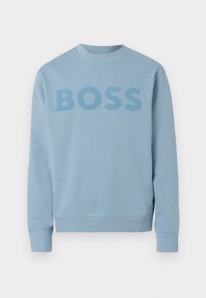 Sweat-shirt bleu clair à col rond avec manches longues et le mot "BOSS" imprimé sur la poitrine dans une teinte légèrement plus foncée.