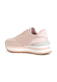 Rosa atletisk sneaker med lager av platåsål, slät syntetisk ovandel, dekorativ sömnad och gummisula.