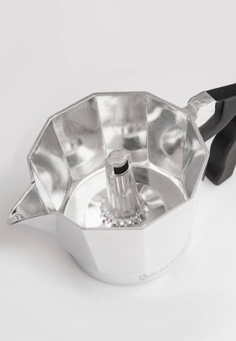 Aluminium-Herdkaffeezubereiter mit achteckiger Form, glänzendem Innenraum, schwarzem Kunststoffgriff und einem zentralen Trichter zum Kaffeebrewen.
