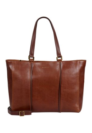 Hnědá kožená kabelka typu tote s dvojitými uchy a nastavitelným ramenním popruhem, zdobená jemným vertikálním prošíváním a zlatými kovovými doplňky.