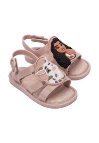 Sandales en caoutchouc roses ornées de personnages 3D décoratifs : l'un représentant une femme et l'autre une vache. La semelle présente un motif paisley.