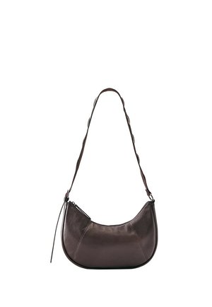 Sac à épaule en cuir marron foncé avec fond incurvé, bandoulière réglable, fermeture éclair et piqûres décoratives.