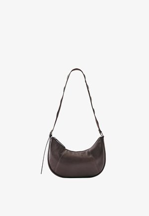 Sac à épaule en cuir marron foncé avec fond incurvé, bandoulière réglable, fermeture éclair et piqûres décoratives.