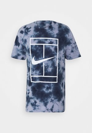 T-shirt tie-dye bleu et noir avec un graphique de court de tennis blanc et un grand logo Nike swoosh au centre.