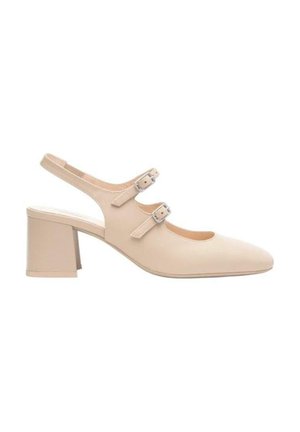 Scarpa con tacco slingback beige, punta appuntita, due fibbie regolabili e tacco a blocco. Texture in pelle liscia.