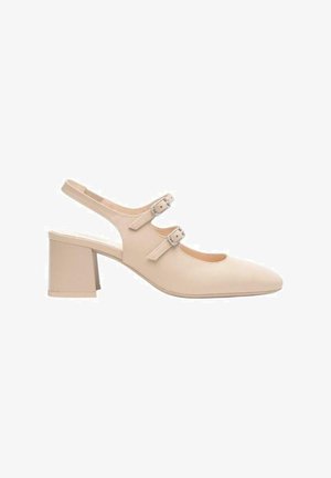 Scarpa con tacco slingback beige, punta appuntita, due fibbie regolabili e tacco a blocco. Texture in pelle liscia.