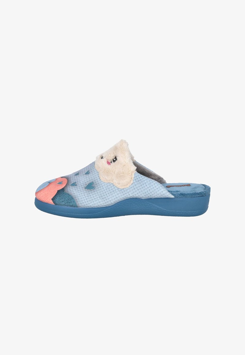 Zapatillas de casa de color azul claro, tipo slip-on, con un suave acento de peluche, que presentan una cara caprichosa, corazones y un upper texturizado. Suela de goma azul.