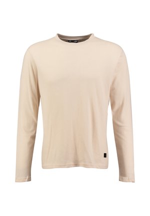Lichtbeige lange mouw shirt gemaakt van zachte stof, met een ronde hals en zwart logo-label aan de linkerpunt. Gladde textuur, eenvoudig ontwerp.
