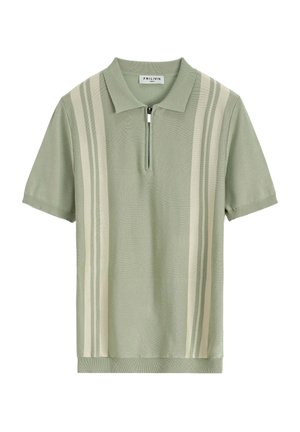Polo vert à manches courtes, en tissu texturé, col zippé mi-hauteur, et rayures blanches verticales sur le devant. Étiquette de marque visible.