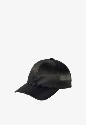 Cappellino da baseball nero lucido a sei pannelli con visiera curva e logo discreto sul lato anteriore sinistro.