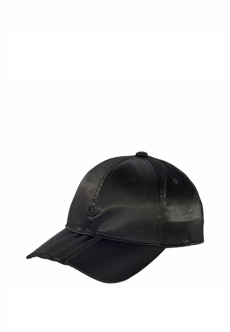 Gorra de béisbol negra brillante de seis paneles con visera curva y logo sutil en la parte frontal izquierda.