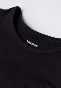 Černé bavlněné tričko s kulatým výstřihem a šitými švy. Na límci je vytištěno bílé logo "TEZENIS". Hladká textilie.