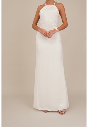 Weißes Satinkleid mit Neckholder, figurbetontem Oberteil und fließendem, bodenlangem Rock. Verfügt über dezente Drapierungen am Ausschnitt und minimale Verzierungen.