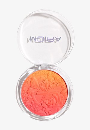 Poudre compacte de maquillage avec des papillons et des fleurs embossés, dégradé du orange au corail, dans un étui en plastique rond transparent avec un couvercle articulé.