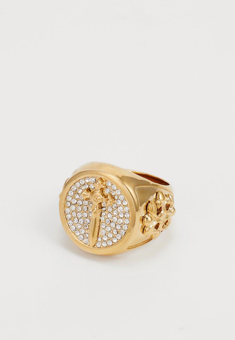 Gouden ring met een cirkelvormige schijf versierd met heldere stenen en een centraal ontwerp; gestructureerde band met bloemaccenten aan de zijkant.