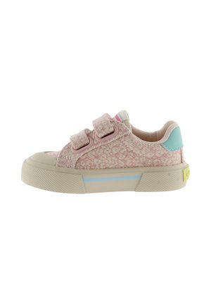 Zapatilla infantil en textil rosa tejido, con tiras de velcro, suela de goma color crema, detalles en aqua y una sutil franja a rayas en el lateral.