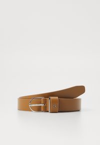 Ceinture en cuir brun avec une texture lisse, boucle en m�étal et logo en relief. Caractéristiques d'un design plat, effilé et de bords nets.