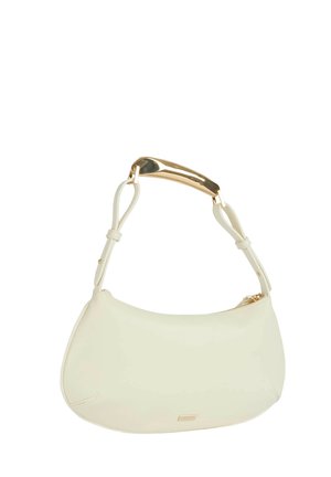 Borsa a mezzaluna color crema con tracolla regolabile e manico metallico curvo color oro, con chiusura a cerniera superiore.