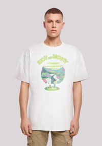 Biela bavlnená tričko s farebnou grafikou postáv a krajiny z "Rick a Morty." Krátke rukávy a voľný strih.