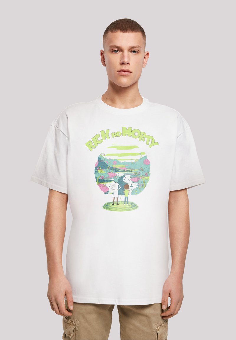 Biela bavlnená tričko s farebnou grafikou postáv a krajiny z "Rick a Morty." Krátke rukávy a voľný strih.