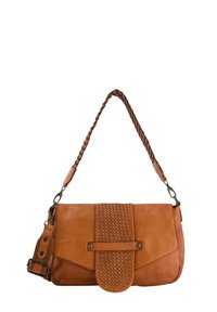 Taschenhandtasche aus hellbraunem Leder mit einem geflochtenen Texturpanel, verstellbarem Gurt und Klappenverschluss. Sie verfügt über einen geflochtenen Tragegriff und metallische Akzente.
