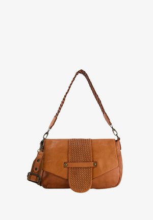 Taschenhandtasche aus hellbraunem Leder mit einem geflochtenen Texturpanel, verstellbarem Gurt und Klappenverschluss. Sie verfügt über einen geflochtenen Tragegriff und metallische Akzente.