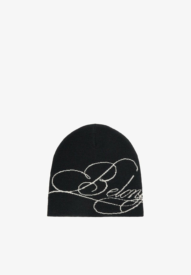Bonnet en maille noire avec une décoration en écriture cursive blanche sur le devant et le côté.