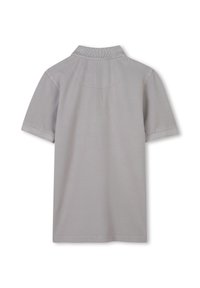 Lichtgrijze polo met korte mouwen, voorzien van een kraag en een gladde stoftextuur, met schone, minimalistische stikdetails.