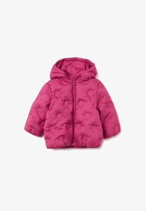 Chaqueta acolchada fucsia con capucha, que presenta un diseño acolchado y cierre frontal completo. Textura suave y puños elásticos.