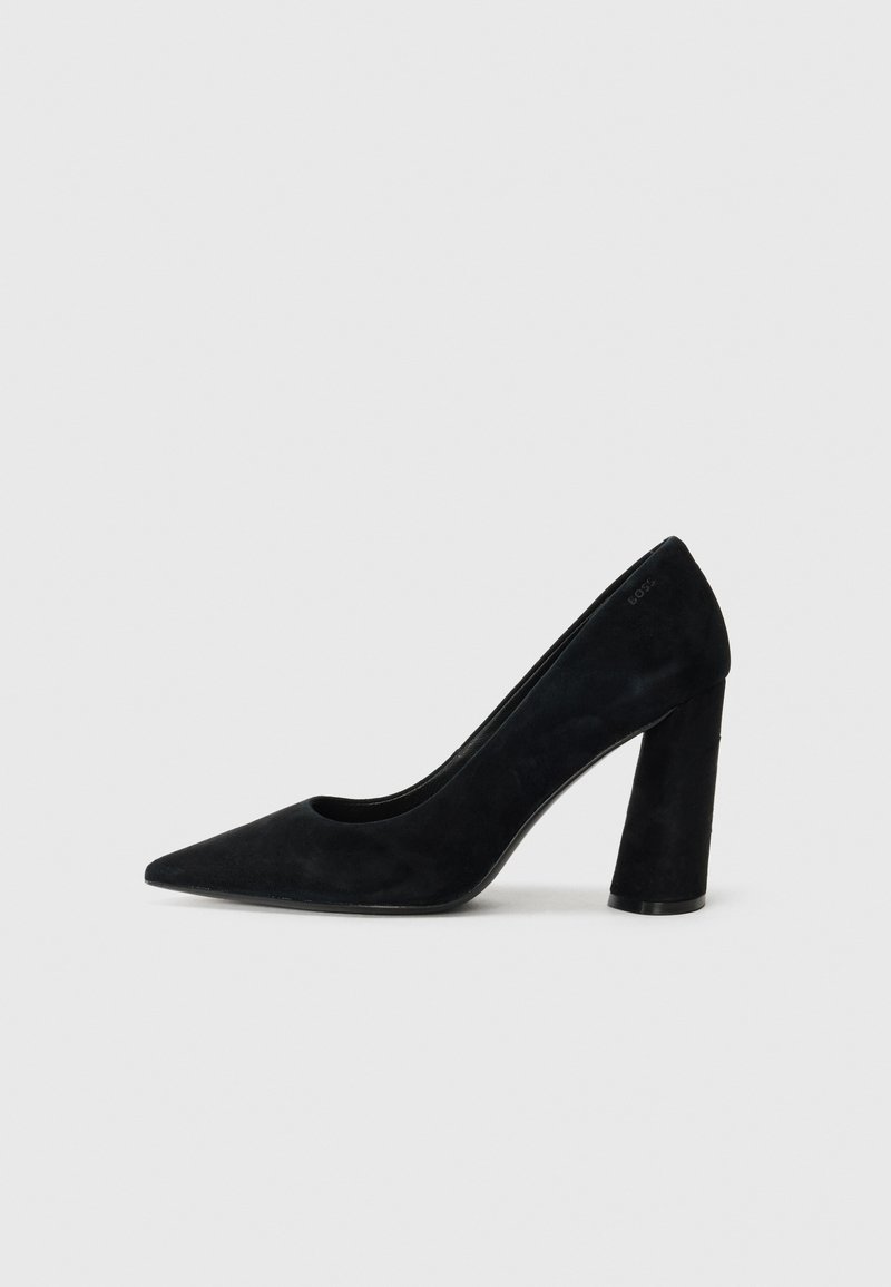 Sorte semskede høyhælte pumps med spiss tå og kraftig hæl. Elegant design, glatt tekstur og minimalistisk stil. Ingen synlig merking.