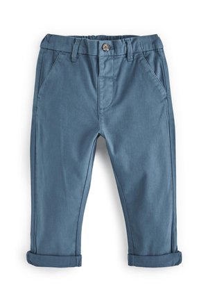 Pantalon bleu pour tout-petit avec fermeture par bouton, passants de ceinture, poches avant et revers roulés sur fond blanc.