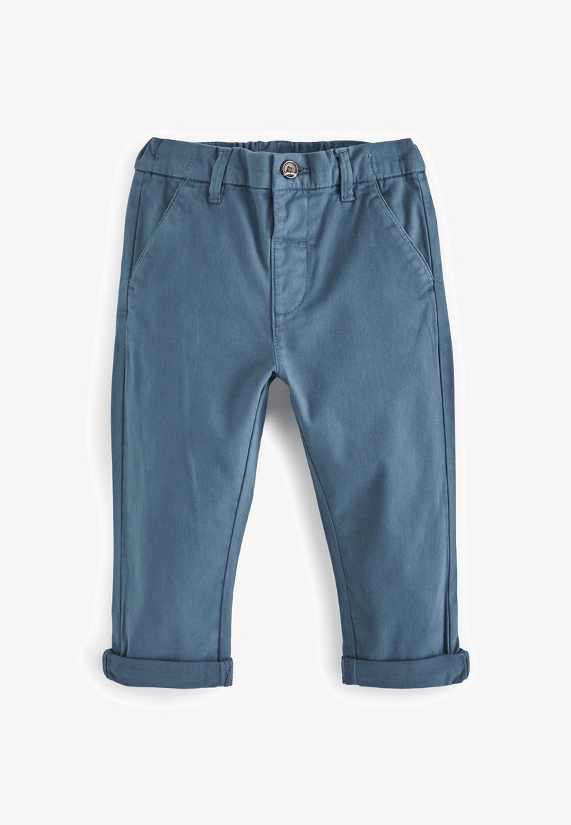 Pantalon bleu pour tout-petit avec fermeture par bouton, passants de ceinture, poches avant et revers roulés sur fond blanc.