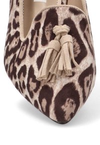 Zapato de tacón alto con estampado de leopardo en tonos beige y marrón, con punta afilada y detalle decorativo de borlas en la parte delantera.