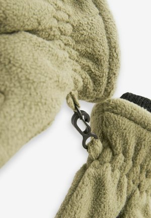 Gants en polaire vert olive avec une surface texturée. Caractéristiques : clip noir attaché pour la sécurisation. Ouvertures à poignet pour un ajustement.