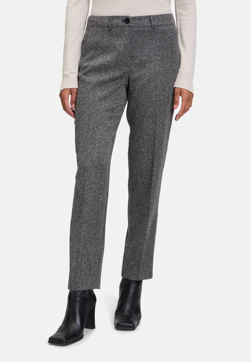 Grau kariertes Hosen mit geradem Beinschnitt, ausgestattet mit einem Knopfverschluss und seitlichen Taschen, kombiniert mit schwarzen Stiefeletten mit Absatz.