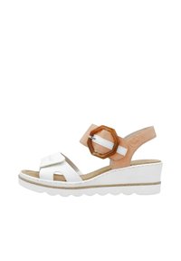Sandal con zeppa in pelle bianca con dettagli beige, aperto davanti, con cinturino alla caviglia regolabile e una fibbia decorativa esagonale marrone. Suola testurizzata.