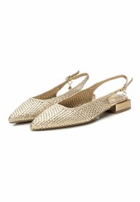 Los zapatos slingback tejidos en oro presentan una punta afilada, un upper texturizado y un pequeño tacón cuadrado, complementados con un sutil acento dorado.