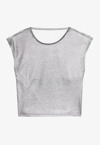 Top de manga corta plateado hecho de una tela metálica y brillante. Cuenta con un escote amplio y un corte suelto y cuadrado. Textura suave y costuras mínimas.