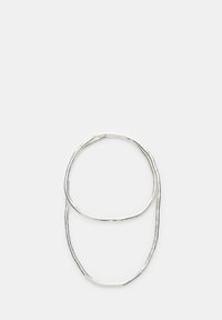 Collana in catena a strati in tono argento, composta da due fili sottili, con una texture liscia e una sottile lucentezza. Design semplice e pulito, privo di ulteriori accenti.