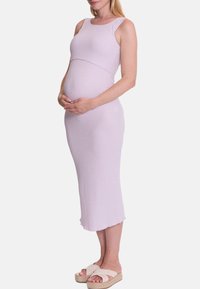 Lila geribbelde maxi-jurk met een vierkante halslijn, aansluitend lijfje en een knielange zoom. Persoon draagt beige sandalen met bandjes.