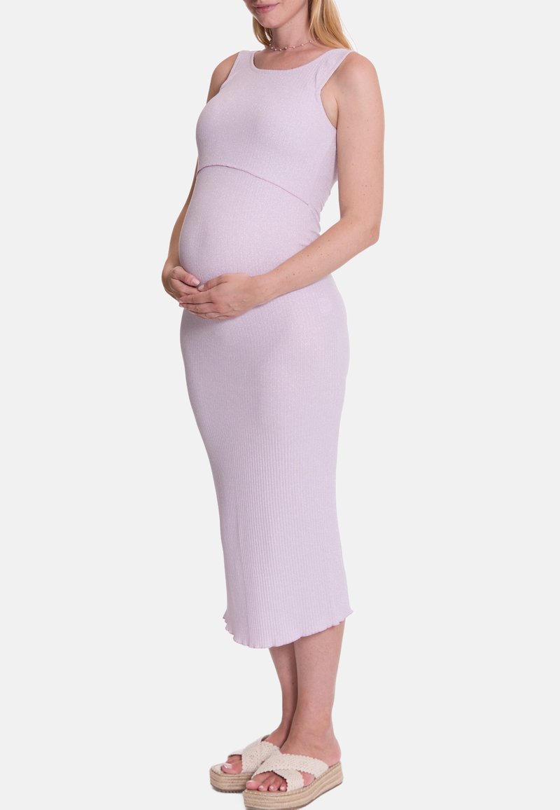 Lila geribbelde maxi-jurk met een vierkante halslijn, aansluitend lijfje en een knielange zoom. Persoon draagt beige sandalen met bandjes.