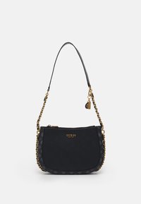 Černá ramenní taška Guess s monogramovým vzorem, zlatým řetízkem, zipovým zapínáním a logovou destičkou na přední straně.
