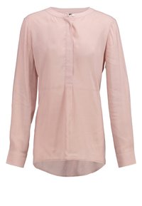 Blouse rose clair à manches longues avec col rond et patte de boutonnage partielle, dotée d’un ourlet légèrement arrondi et de manches à poignets.