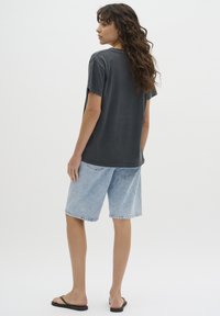 My Essential Wardrobe V-NECK TEE - Jednoduché tričko - black