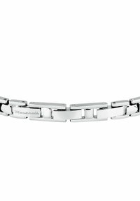 Silverfärgad metallarmband med rektangulära länkar, polerad yta och graverat varumärke. Har släta kanter och en strömlinjeformad design.