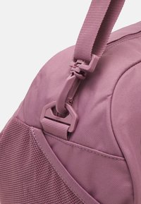 Nike Sportswear GYM CLUB UNISEX - Sportväska - plum dust/plum dust/platinum violet