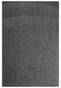 Tela de mezclilla en gris oscuro, con un tejido en sarga diagonal. Textura suave con sutiles variaciones de color, creando una apariencia limpia y uniforme.