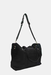 Zwarte nylon sporttas met dubbele handgrepen bovenaan en een verstelbare schouderriem. Bevat gouden hardware en een gestructureerd, ruim ontwerp.