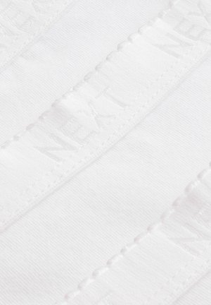 Tissu blanc avec une texture subtile, comportant une bande affichant le mot "NEXT" dans un motif répétitif, embossé sur toute sa longueur.